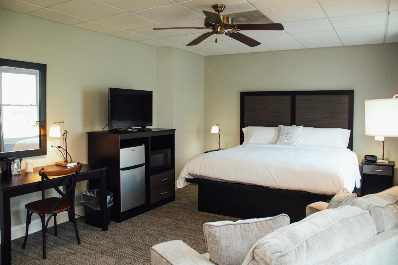 Country Squire Inn And Suites New Holland エクステリア 写真