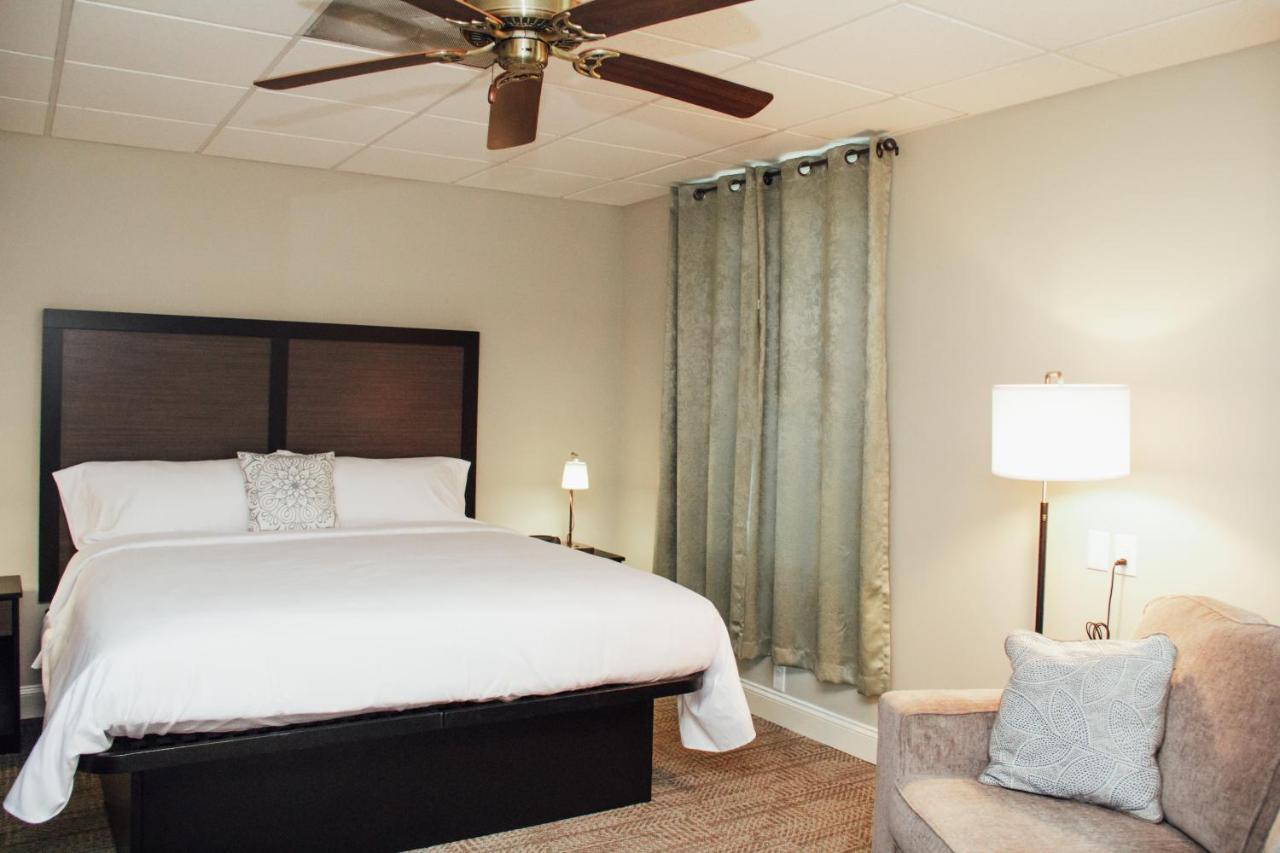 Country Squire Inn And Suites New Holland エクステリア 写真