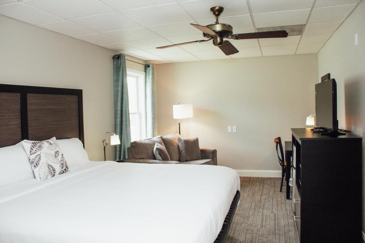 Country Squire Inn And Suites New Holland エクステリア 写真