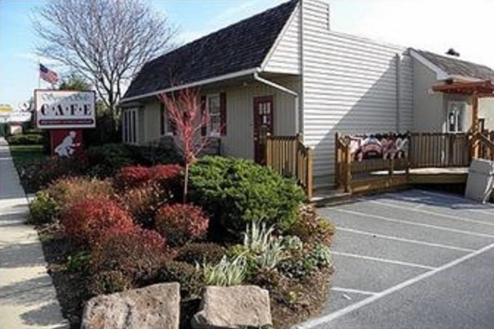 Country Squire Inn And Suites New Holland エクステリア 写真